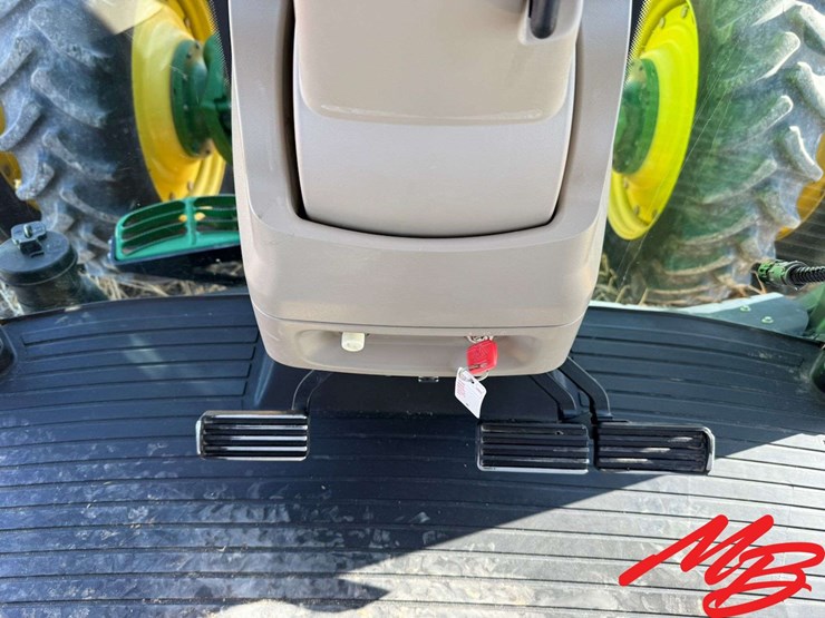 2010-john-deere-8245r-image-34