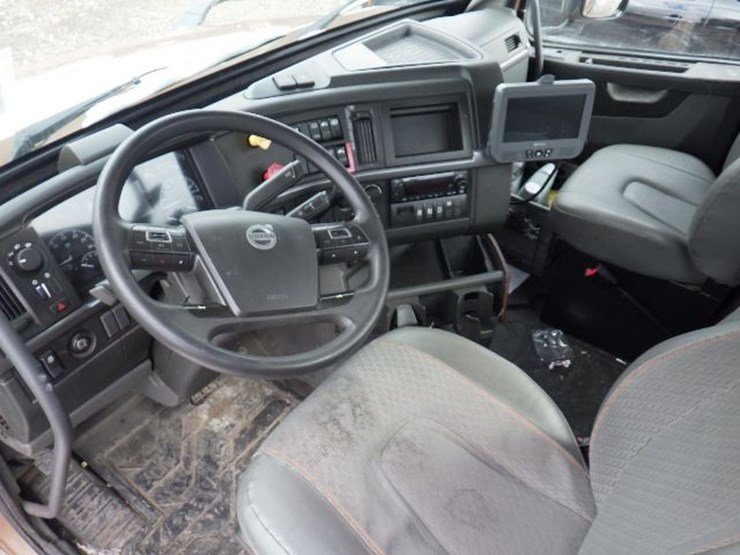 2022-volvo-vnl300-image-17