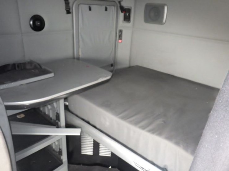 2022-kenworth-t680-image-21