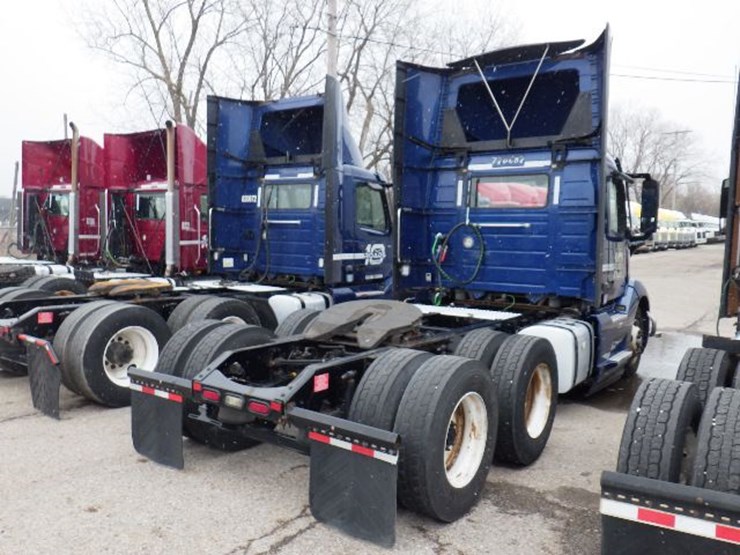 2020-volvo-vnl300-image-9