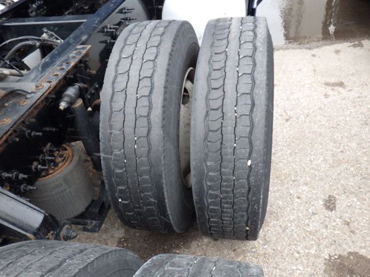 2020-volvo-vnl300-image-7