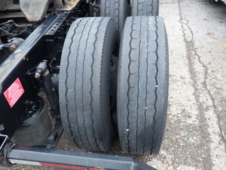 2018-volvo-vnl300-image-8