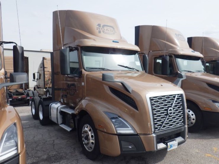 2022-volvo-vnl300-image-4