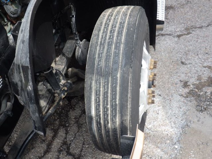 2022-volvo-vnl300-image-26