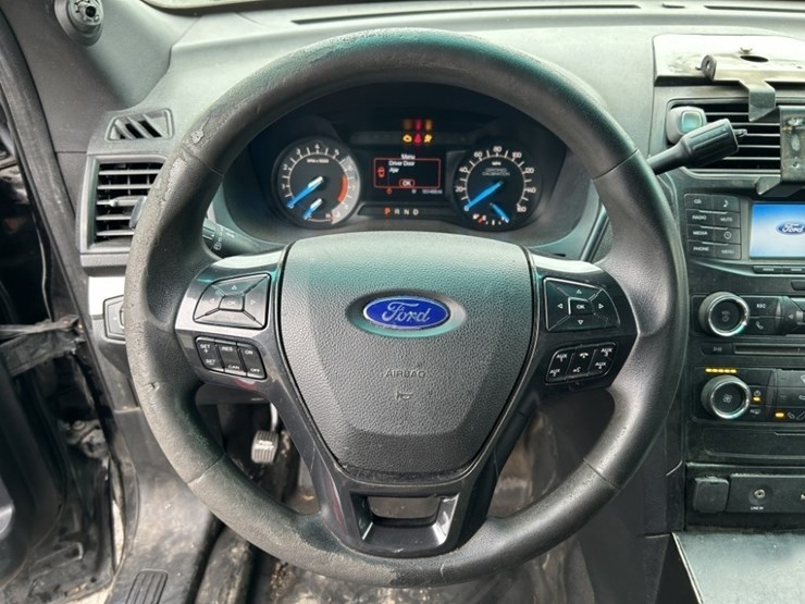 2016-ford-explorer-image-17