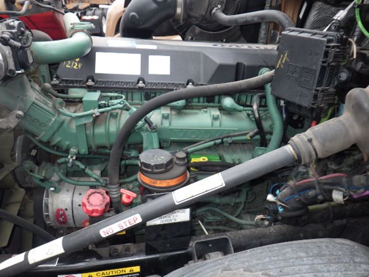 2022-volvo-vnl300-image-21