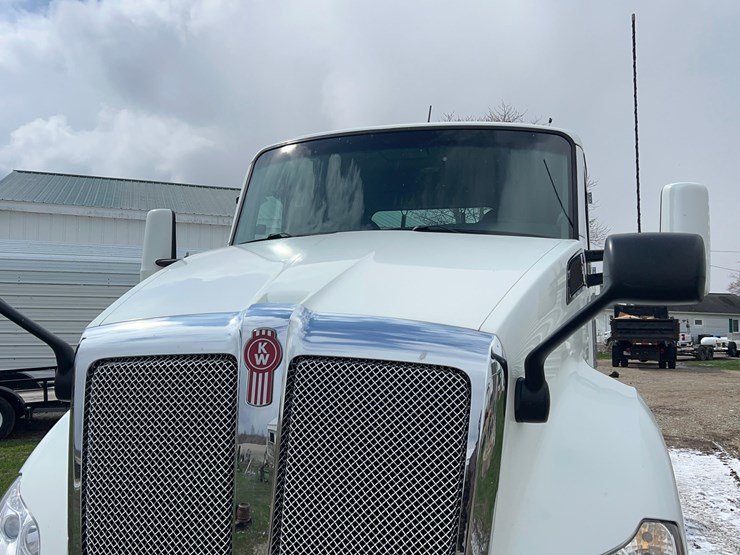 2017-kenworth-t680-image-8