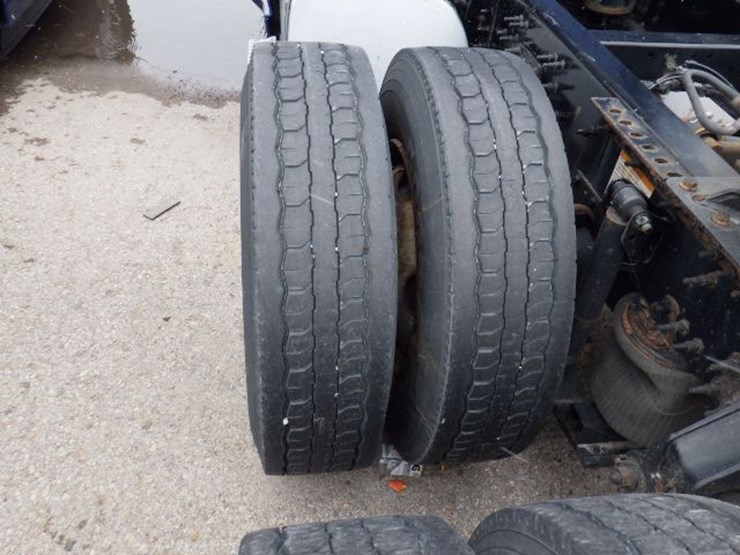 2020-volvo-vnl300-image-14