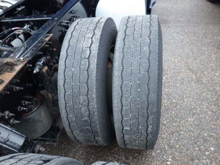 2019-volvo-vnl300-image-9