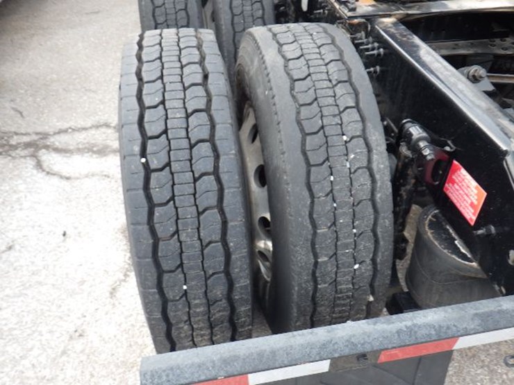 2022-volvo-vnl300-image-17