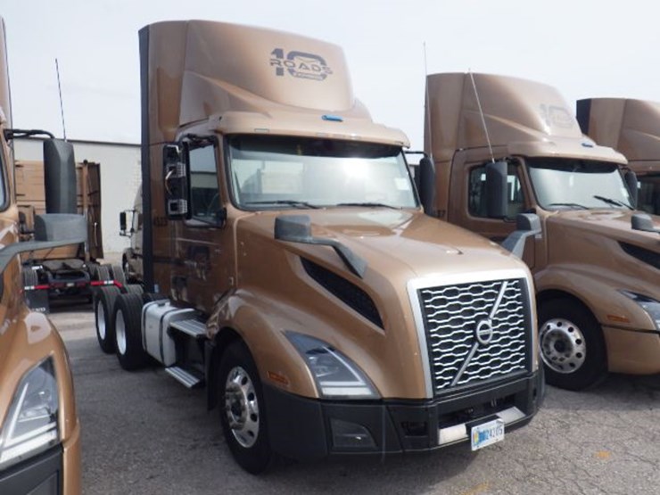 2022-volvo-vnl300-image-5