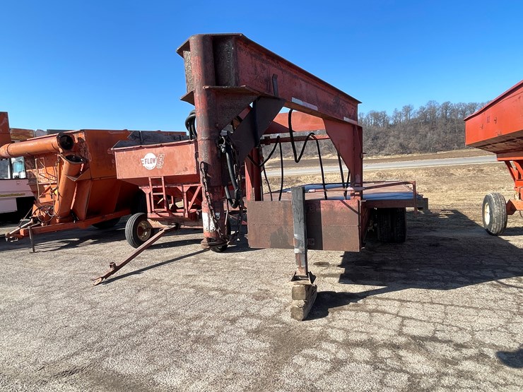 #1091-•-heavy-gooseneck-flatbed-trailer-with-hoist-(no-title)-image-7