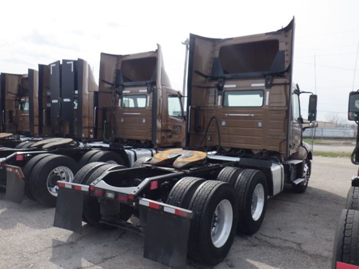 2022-volvo-vnl300-image-12