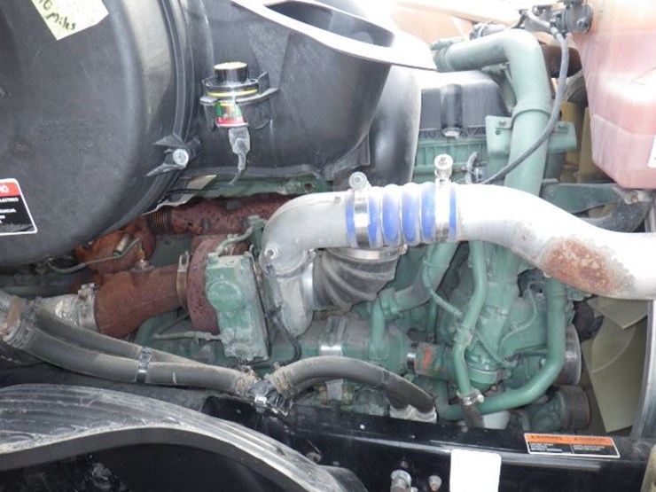 2022-volvo-vnl300-image-27