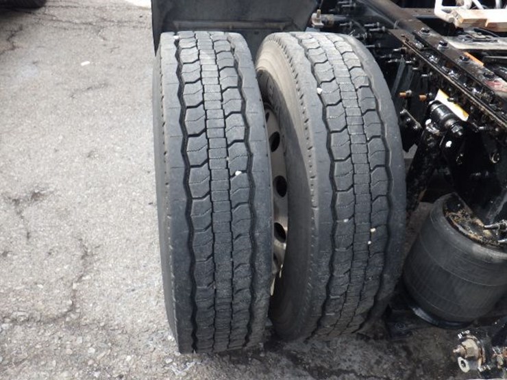 2022-volvo-vnl300-image-18