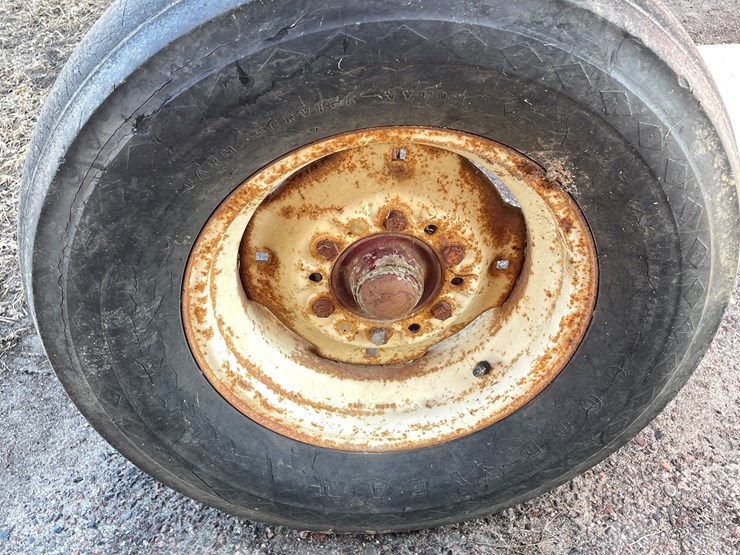 #1092-•-e-z-flow-gravity-box-on-running-gear-image-9