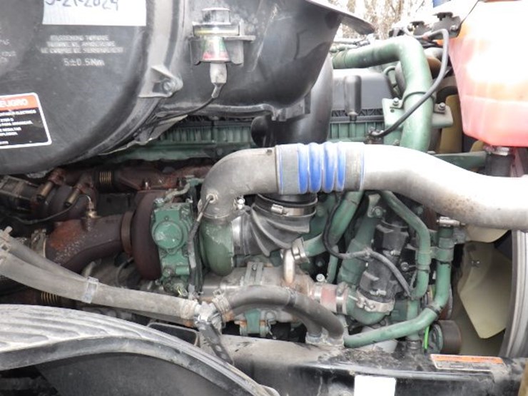 2019-volvo-vnl300-image-23