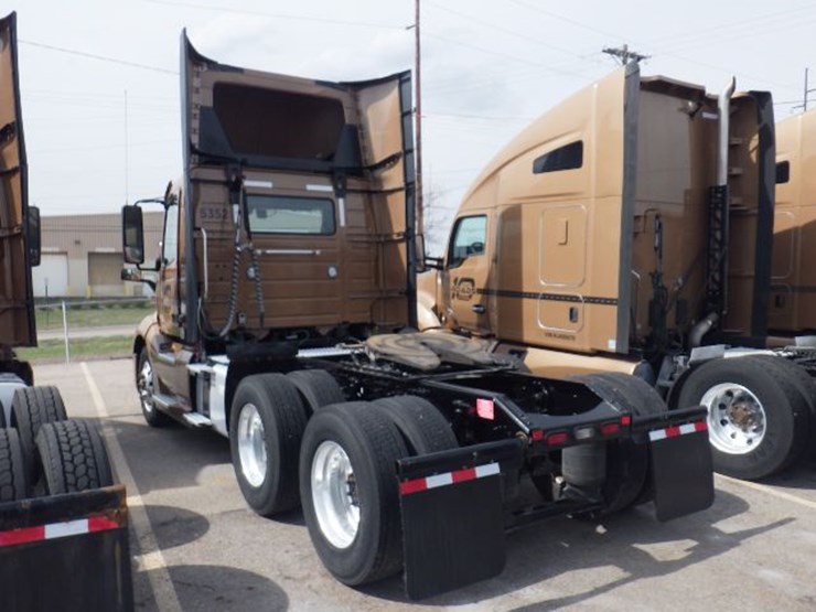 2023-volvo-vnl300-image-12