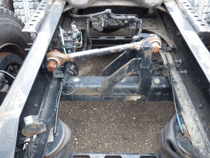 2019-volvo-vnl300-image-12