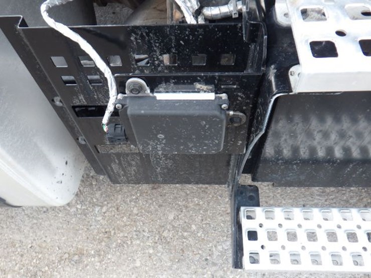 2022-volvo-vnl300-image-7