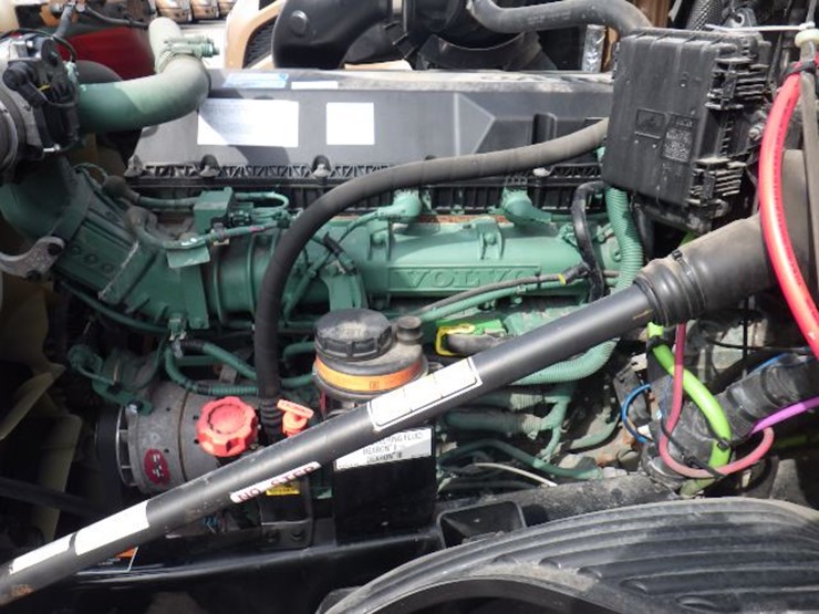 2022-volvo-vnl300-image-20