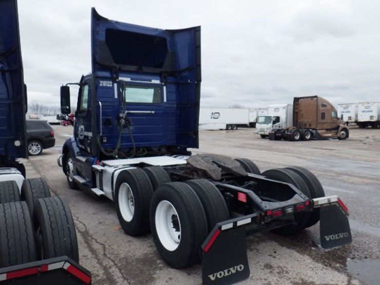 2018-volvo-vnl300-image-15