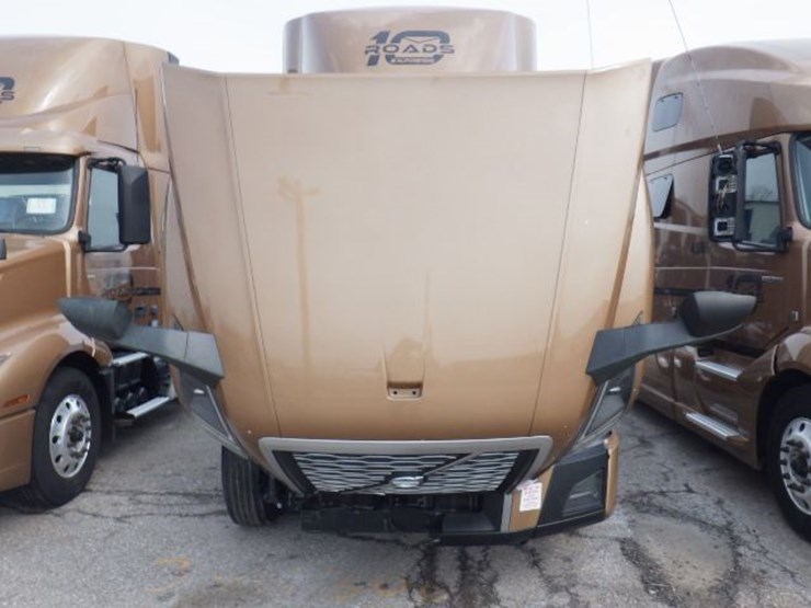 2022-volvo-vnl300-image-27