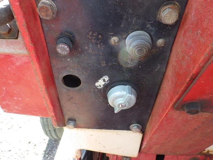 international-f1066-tractor-image-37