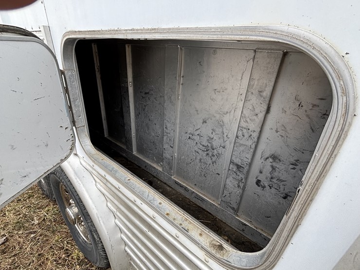 #1075-•-2005-featherlite-(4)-horse-slant-load-trailer-with-living-quarters-(nelson,-wi)-(has-wi-title)-image-5