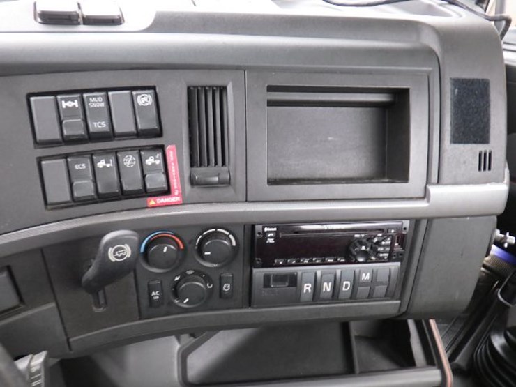 2020-volvo-vnl300-image-18