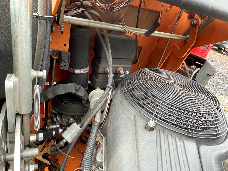 #1015-•-scag-v-ride-lawn-mower-(fall-creek,-wi)-image-17