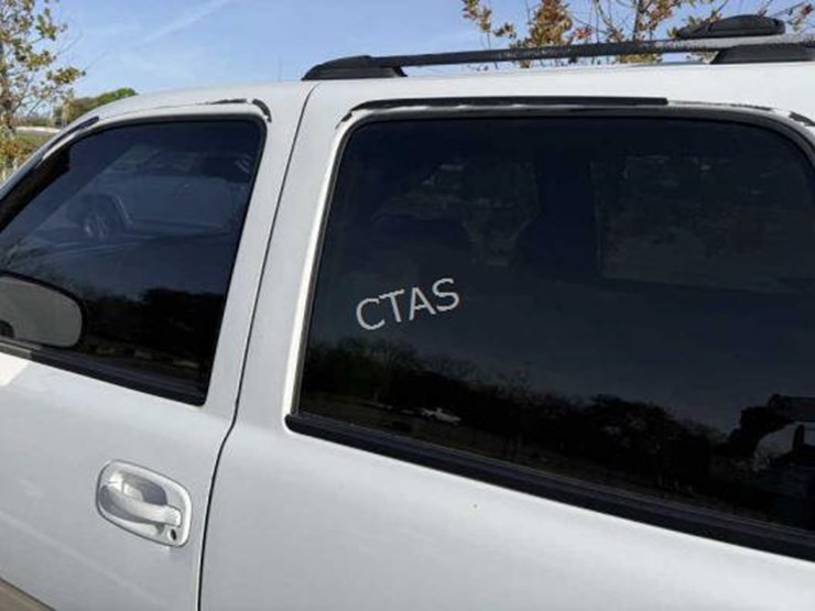 2001-chevrolet-suburban-image-11