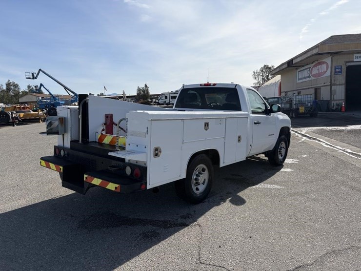 2010-chevrolet-silverado-2500-image-3