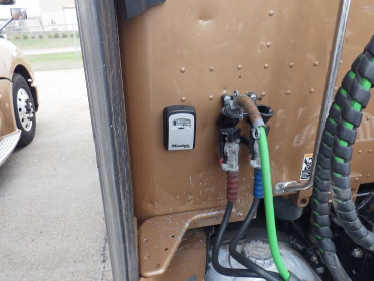 2022-kenworth-t680-image-17