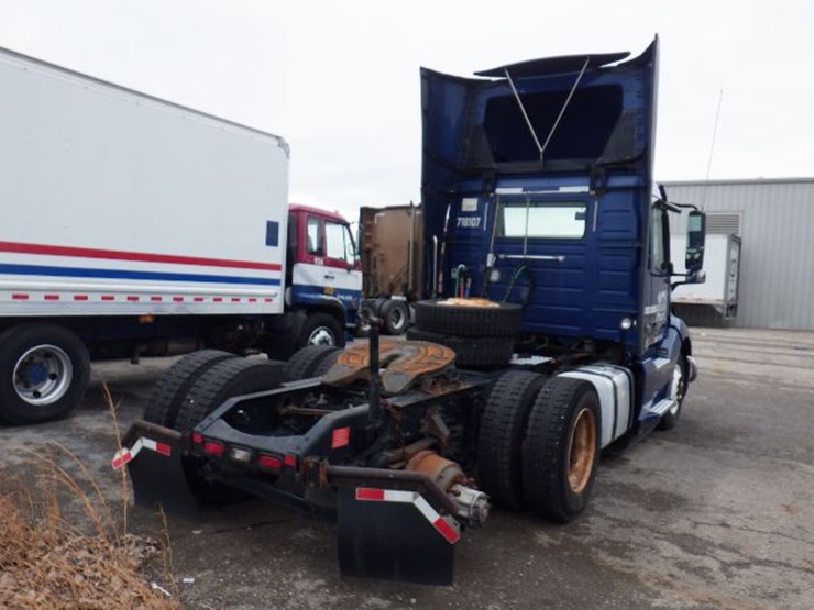 2018-volvo-vnl300-image-7