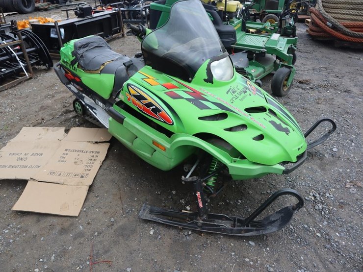 articcat-zr700-snowmobile-image-2