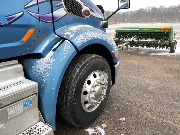 2019-peterbilt-579-image-30