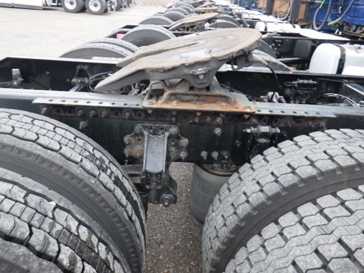 2019-volvo-vnl300-image-7