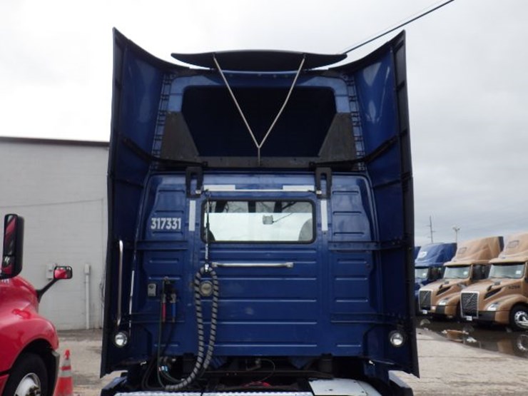 2017-volvo-vnl300-image-9