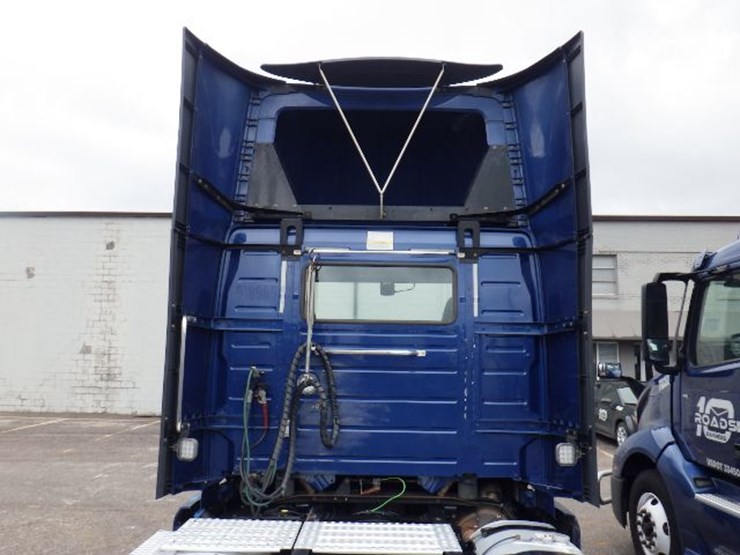 2018-volvo-vnl300-image-13