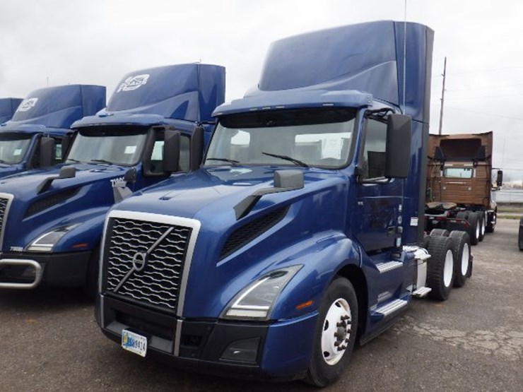 2018-volvo-vnl300-image-1