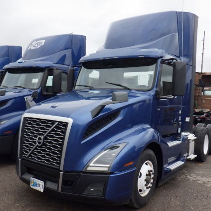 2018 VOLVO VNL300