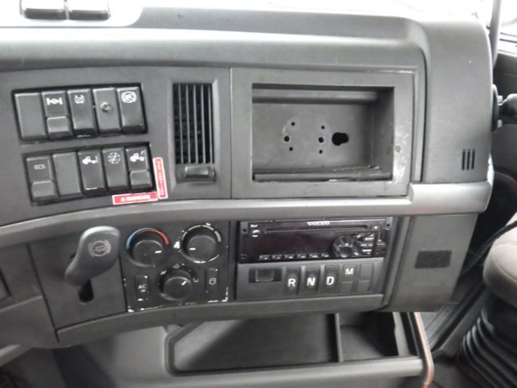 2018-volvo-vnl300-image-21