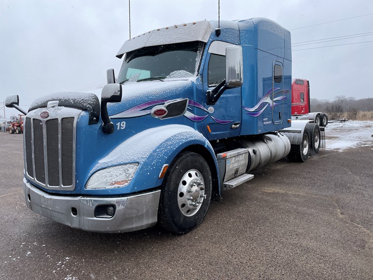 2019-peterbilt-579-image-1