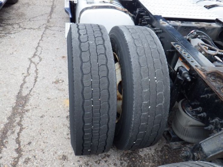 2018-volvo-vnl300-image-17