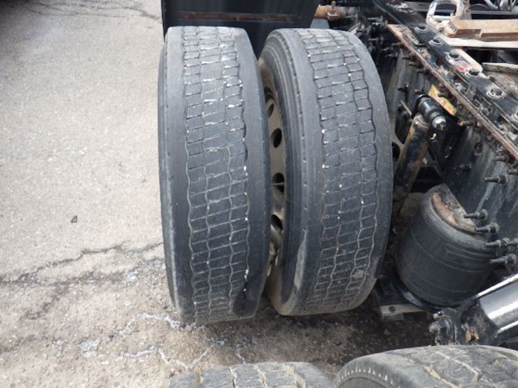 2022-volvo-vnl300-image-18