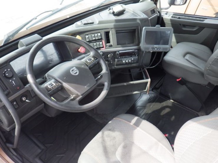 2022-volvo-vnl300-image-21