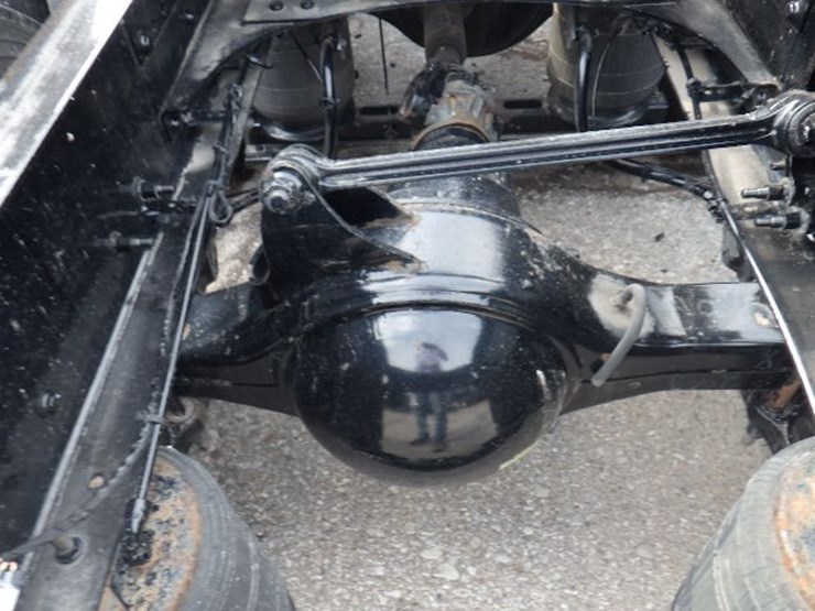 2022-volvo-vnl300-image-14