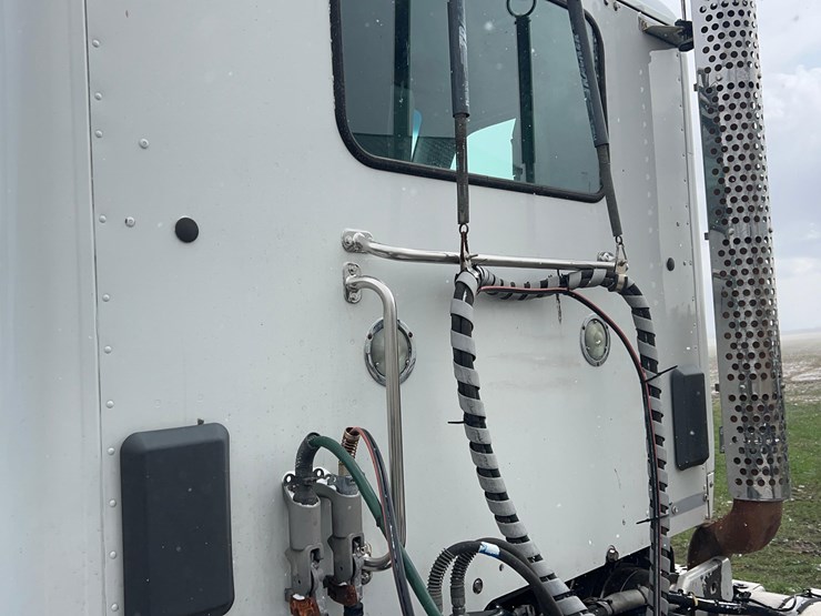 2017-kenworth-t680-image-48