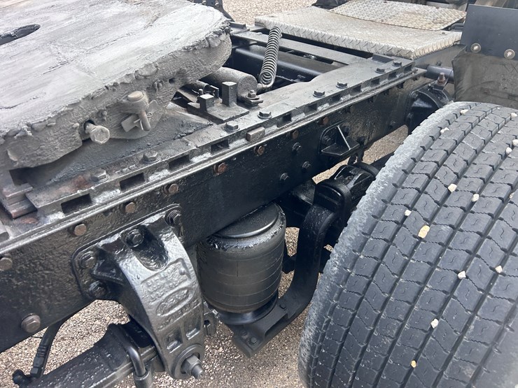 2000-peterbilt-379-image-30